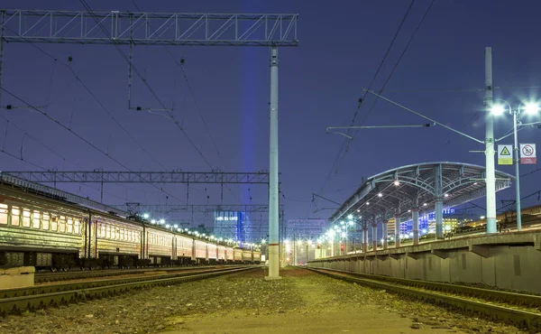 Treno sulla piattaforma passeggeri di Mosca (stazione ferroviaria Savelovsky) -- è una delle nove stazioni ferroviarie principali a Mosca, Russia (di notte ) — Foto Stock