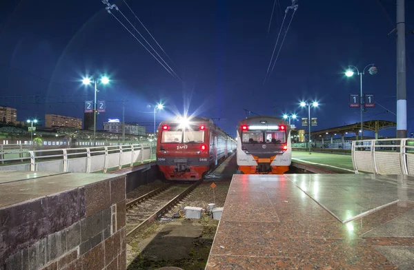 Trein op Moskou passagier platform (Savelovsky treinstation)--is een van de negen belangrijkste treinstations in Moskou, Rusland ('s nachts) — Stockfoto