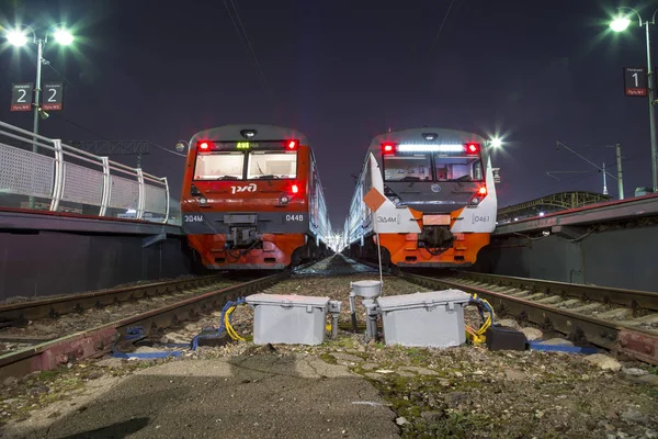 Train on Moscow passenger platform (Savelovsky railway station)-- is one of the nine main railway stations in Moscow, Russia (at night) — Stock Photo, Image