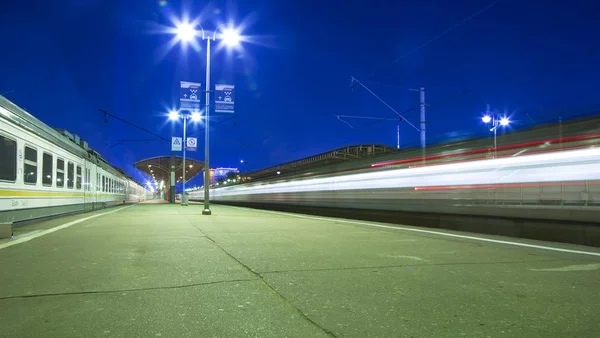 Moskova yolcu platformu (Savelovsky tren istasyonu)--trende biri dokuz ana tren istasyonları, Moskova, Rusya (geceleri)