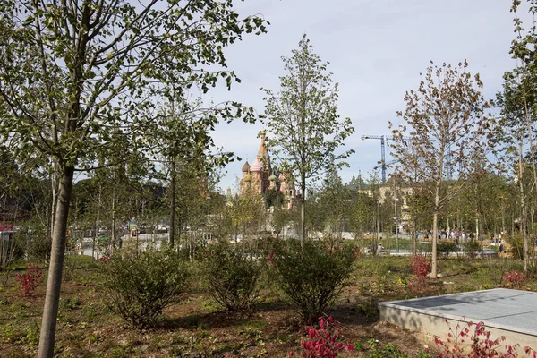 Parc Zaryadye - parc urbain situé près de la Place Rouge à Moscou, en Russie. Le parc Zaryadye est le premier parc public construit à Moscou depuis plus de 50 ans. Le parc a été inauguré le 9 septembre 2017 — Photo