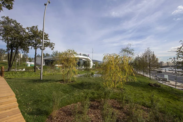 Zaryadye Park--stadspark gelegen in de buurt van Rode plein in Moskou, Rusland. Zaryadye Park is het eerste publieke park in Moskou gebouwd voor meer dan 50 jaar. Het park werd ingehuldigd op 9 September 2017 — Stockfoto