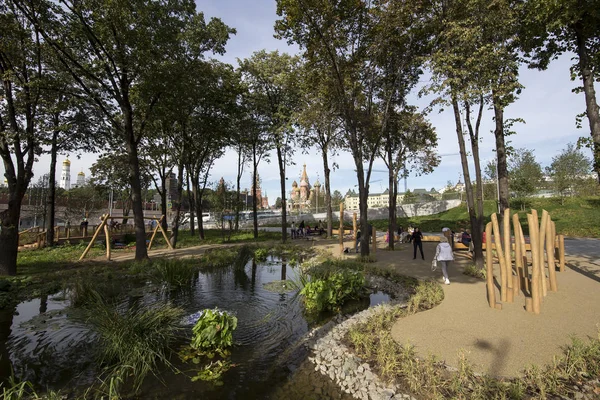 Zaryadye Park - Moskova, Rusya Red Square yakınındaki Şehir Parkı. Zaryadye Park, 50 yıldır Moskova'da yerleşik ilk kamu parkıdır. Parkta 9 Eylül 2017 açıldı  