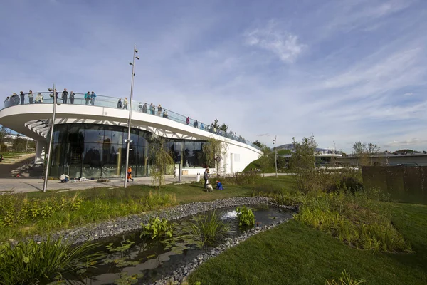 Zaryadye Park -- parque urbano localizado perto da Praça Vermelha em Moscou, Rússia. Zaryadye Park é o primeiro parque público construído em Moscou há mais de 50 anos. O parque foi inaugurado em 9 de setembro de 2017 — Fotografia de Stock