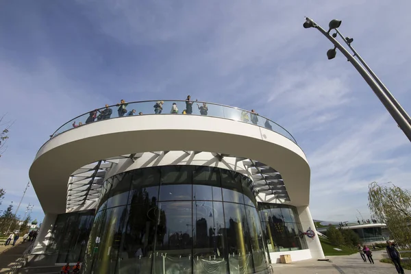 Zaryadye Park - Moskova, Rusya Red Square yakınındaki Şehir Parkı. Zaryadye Park, 50 yıldır Moskova'da yerleşik ilk kamu parkıdır. Parkta 9 Eylül 2017 açıldı  