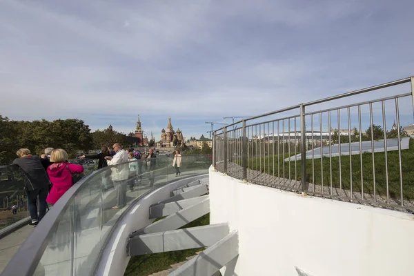 Zaryadye Park - Moskova, Rusya Red Square yakınındaki Şehir Parkı. Zaryadye Park, 50 yıldır Moskova'da yerleşik ilk kamu parkıdır. Parkta 9 Eylül 2017 açıldı  