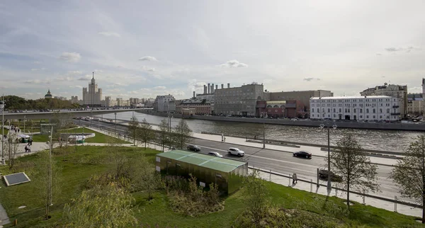 Zaryadye Park - Moskova, Rusya Red Square yakınındaki Şehir Parkı. Zaryadye Park, 50 yıldır Moskova'da yerleşik ilk kamu parkıdır. Parkta 9 Eylül 2017 açıldı  