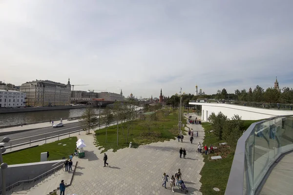Zaryadye park -- Stadtpark in der Nähe des Roten Platzes in Moskau, Russland. Der Zaryadye-Park ist der erste öffentliche Park in Moskau seit über 50 Jahren. Der Park wurde am 9. September 2017 eingeweiht — Stockfoto