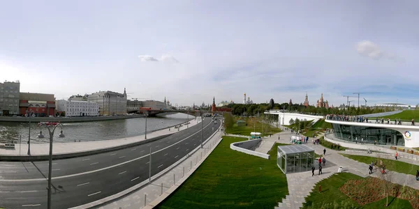 モスクワ川、Moskvoretskaya 堤防とクレムリン、モスクワ、ロシアの Zaryadye 公園の新しい浮体橋からの眺め (パノラマ)。公園は 2017 年 9 月 9 日に発足しました。 — ストック写真