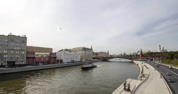 Blick auf moskva Fluss, moskvoretskaya Böschung und Kremlin von neuen schwimmenden Brücke in zaryadye Park, Moskau, Russland. Der Park wurde am 9. September 2017 eingeweiht — Stockfoto