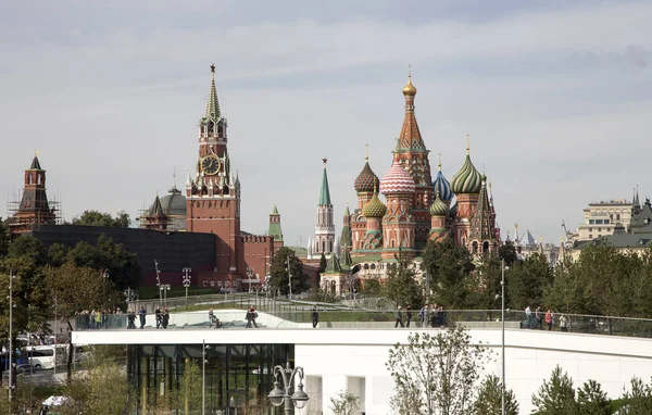 Moskova Kremlin--yeni Zaryadye Parkı, Moskova, Rusya Red Square yakınındaki Şehir Parkı görüntülemek 