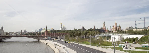 Vista do rio Moskva, Moskvoretskaya Embankment e Kremlin a partir de nova ponte flutuante no parque Zaryadye, Moscou, Rússia. O parque foi inaugurado em 9 de setembro de 2017 — Fotografia de Stock