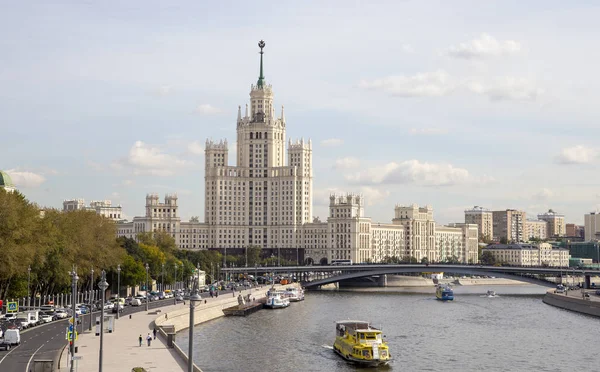 Zaryadye Park, Moskova, Rusya yeni yüzen köprü manzara Moskova Nehri ve Kotelnicheskaya setin bina. Parkta 9 Eylül 2017 açıldı    