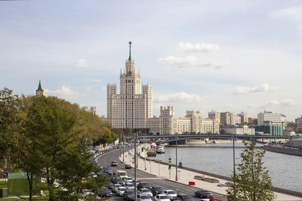 Zaryadye Park, Moskova, Rusya yeni yüzen köprü manzara Moskova Nehri ve Kotelnicheskaya setin bina. Parkta 9 Eylül 2017 açıldı    