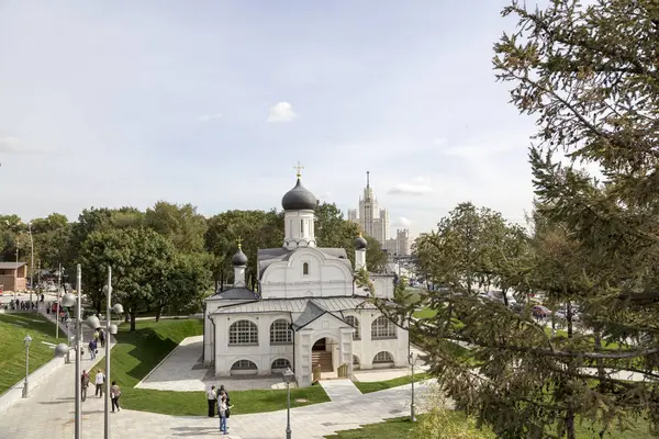 Gereja konsepsi St Anne melihat dari taman modern Zaryadye di Moskow, Rusia. Taman kota terletak di dekat Lapangan Merah — Stok Foto