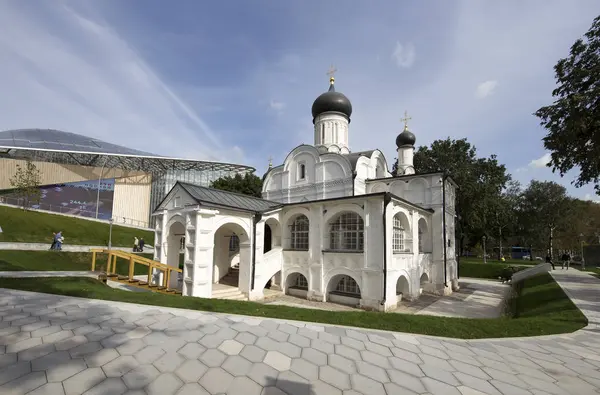 Церква зачаття St Енн вид з сучасного парку Zaryadye в Москві. Міський парк, розташований поблизу Червоної площі — стокове фото