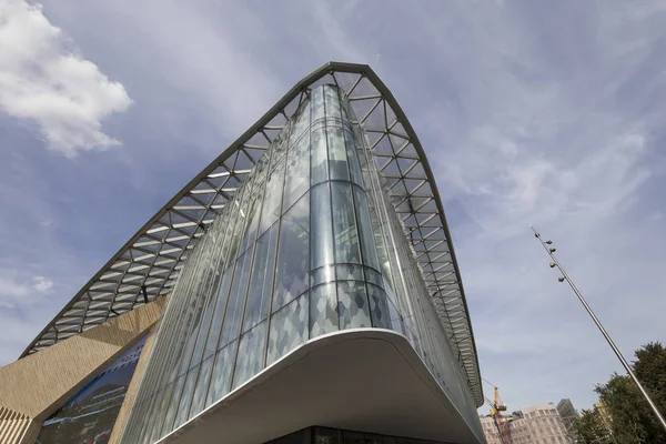 Zaryadye Park - Moskova, Rusya Red Square yakınındaki Şehir Parkı. Zaryadye Park, 50 yıldır Moskova'da yerleşik ilk kamu parkıdır. Parkta 9 Eylül 2017 açıldı  