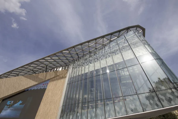 Zaryadye Park - Moskova, Rusya Red Square yakınındaki Şehir Parkı. Zaryadye Park, 50 yıldır Moskova'da yerleşik ilk kamu parkıdır. Parkta 9 Eylül 2017 açıldı  