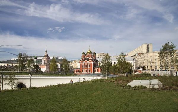 Zaryadye Park - Moskova, Rusya Red Square yakınındaki Şehir Parkı. Zaryadye Park, 50 yıldır Moskova'da yerleşik ilk kamu parkıdır. Parkta 9 Eylül 2017 açıldı  
