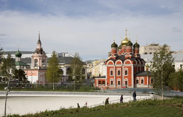 Katedraller ve kiliseler - Moskova, Rusya - modern park Zaryadye görünümünden Red Square yanında bulunan Varvarka sokak