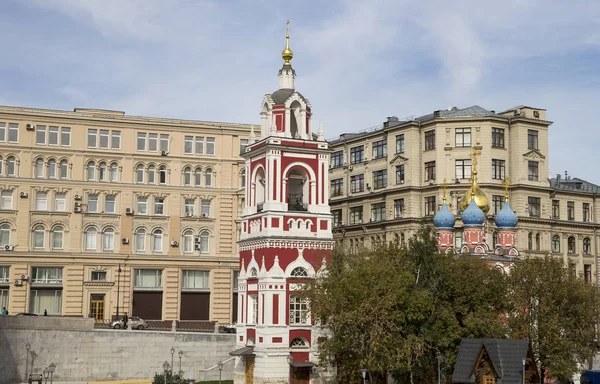 Varvarka street med katedraler och kyrkor - belägna nära Röda torget i Moskva, Ryssland--se från moderna park Zaryadye — Stockfoto