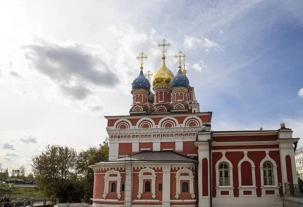 Varvarka strada con cattedrali e chiese - situato vicino a Piazza Rossa a Mosca, Russia- vista dal moderno parco Zaryadye — Foto Stock