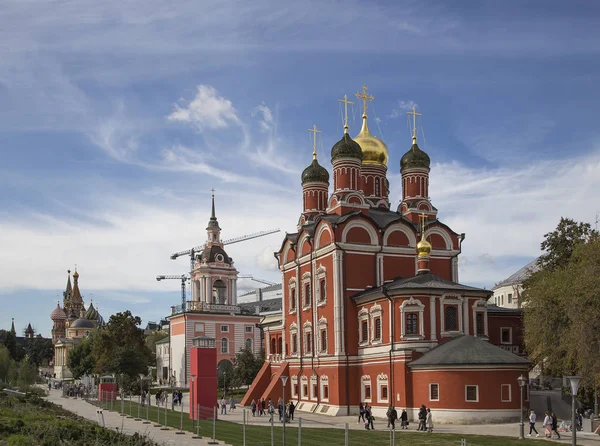 Katedraller ve kiliseler - Moskova, Rusya - modern park Zaryadye görünümünden Red Square yanında bulunan Varvarka sokak