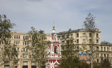 Katedraller ve kiliseler - Moskova, Rusya - modern park Zaryadye görünümünden Red Square yanında bulunan Varvarka Sokağı. Red Square Şehir Parkı 