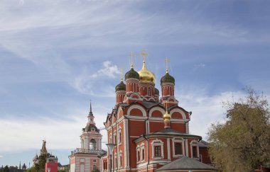 Katedraller ve kiliseler - Moskova, Rusya - modern park Zaryadye görünümünden Red Square yanında bulunan Varvarka Sokağı. Red Square Şehir Parkı 