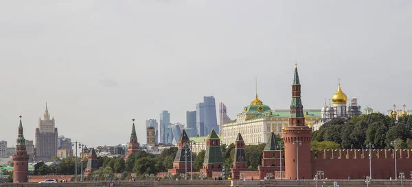 Moscovo Kremlin vista do novo Parque Zaryadye, parque urbano localizado perto da Praça Vermelha em Moscovo, Rússia — Fotografia de Stock