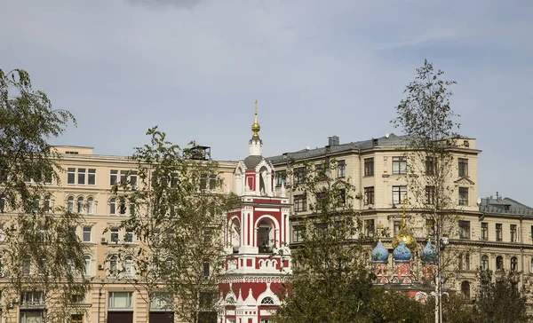 Katedraller ve kiliseler - Moskova, Rusya - modern park Zaryadye görünümünden Red Square yanında bulunan Varvarka Sokağı. Red Square Şehir Parkı 