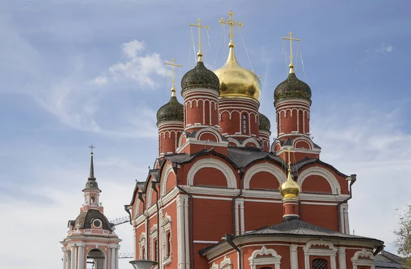 Varvarka rua com catedrais e igrejas - localizado perto da Praça Vermelha em Moscou, Russia- vista do parque moderno Zaryadye. Parque urbano localizado perto da Praça Vermelha — Fotografia de Stock