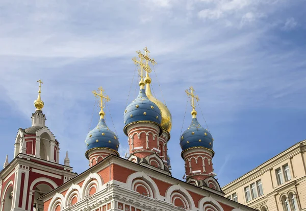 Katedraler och kyrkor - belägna nära Röda torget i Moskva, Ryssland--se från moderna park Zaryadye Varvarka gatan. Stadsparken ligger nära Röda torget — Stockfoto