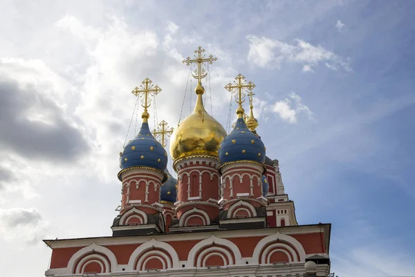 Katedraller ve kiliseler - Moskova, Rusya - modern park Zaryadye görünümünden Red Square yanında bulunan Varvarka Sokağı. Red Square Şehir Parkı 