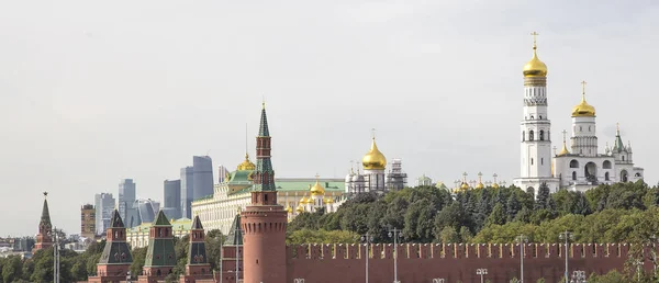 Kreml Moskva – pohled z nové Zaryadye Park, městský park se nachází nedaleko Rudého náměstí v Moskvě, Rusko — Stock fotografie