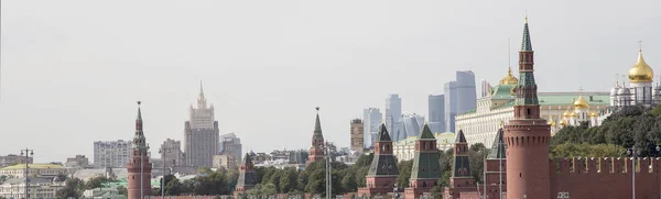 Moscow Kremlin -- view from new Zaryadye Park, urban park located near Red Square in Moscow, Russia — Stock Photo, Image