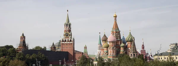 Kremlin van Moskou--uitzicht vanaf de nieuwe Zaryadye Park, stadspark gelegen in de buurt van Rode plein in Moskou, Rusland — Stockfoto