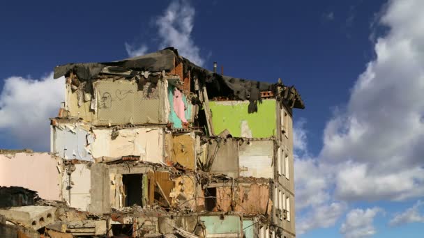 Menghancurkan rumah tua. Moskow, Rusia — Stok Video