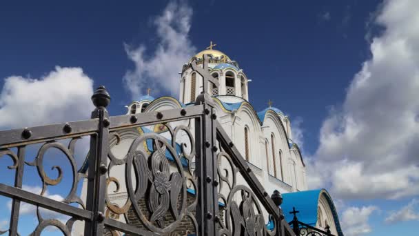 Церква Покрови Пресвятої Богородиці в Yasenevo, Москва, Росія. Храм був заснований в 2009 році і з розрахунку на збори з пожертвувань — стокове відео