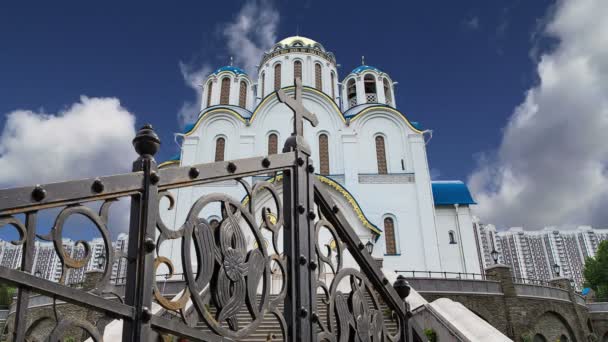Kirche zum Schutz der Gottesmutter in Yasenevo, Moskau, Russland. Der Tempel wurde im Jahr 2009 gegründet und finanziert sich aus Spenden — Stockvideo