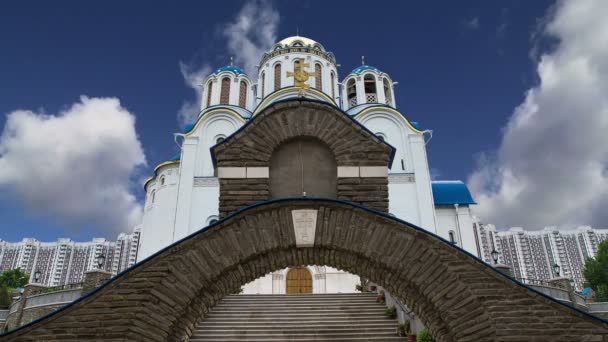 Gereja Perlindungan Bunda Allah di Yasenevo, Moskwa, Rusia. Candi ini didirikan pada tahun 2009 dan dikenakan biaya dari sumbangan — Stok Video