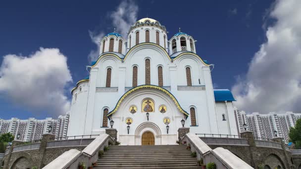 Церковь Покрова Пресвятой Богородицы в Ясенево, Москва, Россия. Храм был основан в 2009 году и стоил на пожертвования — стоковое видео