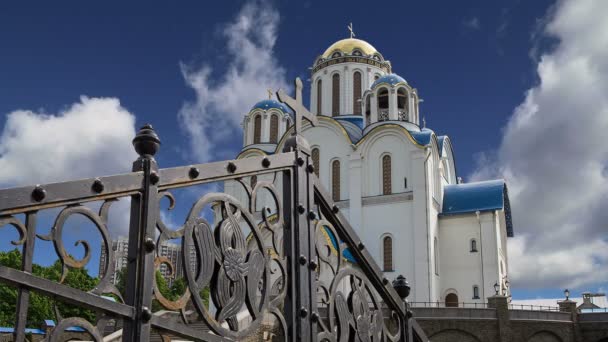 Kyrkan av skydd av Moder Gud vid Yasenevo, Moskva, Ryssland. Templet grundades 2009 år och kostade på avgifter från donationer — Stockvideo