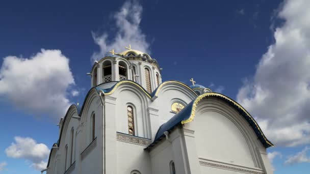 Церковь Покрова Пресвятой Богородицы в Ясенево, Москва, Россия. Храм был основан в 2009 году и стоил на пожертвования — стоковое видео