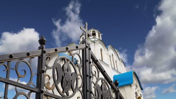 Церковь Покрова Пресвятой Богородицы в Ясенево, Москва, Россия. Храм был основан в 2009 году и стоил на пожертвования — стоковое видео