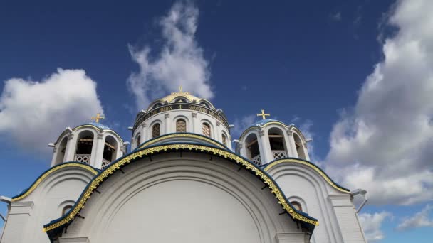 Kerk van de bescherming van de moeder van God in Yasenevo, Moskou, Rusland. De tempel werd opgericht in het jaar 2009 en begroot op kosten van donaties — Stockvideo