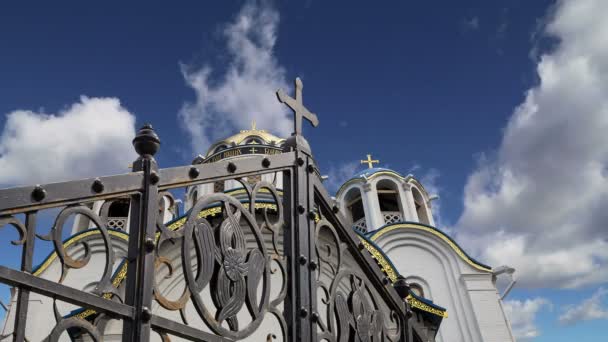Igreja da Proteção da Mãe de Deus em Yasenevo, Moscou, Rússia. O templo foi fundado no ano de 2009 e custou taxas de doações — Vídeo de Stock