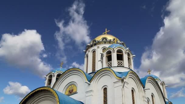 Церковь Покрова Пресвятой Богородицы в Ясенево, Москва, Россия. Храм был основан в 2009 году и стоил на пожертвования — стоковое видео