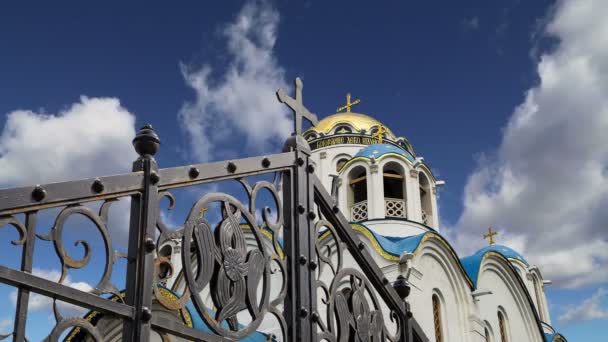 Kirche zum Schutz der Gottesmutter in Yasenevo, Moskau, Russland. Der Tempel wurde im Jahr 2009 gegründet und finanziert sich aus Spenden — Stockvideo