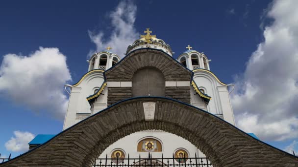 Kyrkan av skydd av Moder Gud vid Yasenevo, Moskva, Ryssland. Templet grundades 2009 år och kostade på avgifter från donationer — Stockvideo